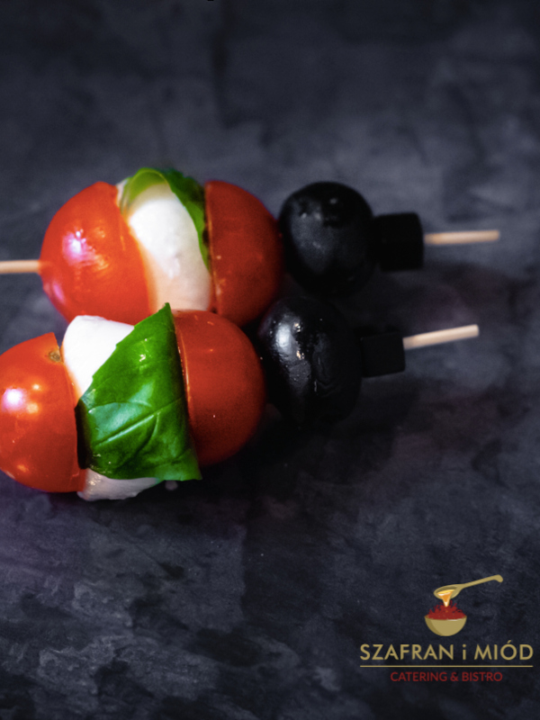 Koreczki z mini mozarelli, pomidorki cherry, czarne oliwki